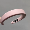 Detalle de la diadema acolchada rosa con etiqueta hecha a mano y textura de tela de sarga - Rosa