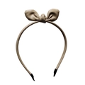 Detalle de diadema de cuero beige con lazo de orejas de conejo y puntas negras antideslizantes - Caqui