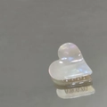 Dettaglio di un fermaglio per capelli a cuore con finitura perlata e iridescente - Cuore