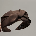 Detalle de diadema anudada marrón oscuro hecha a mano con textura de tela de sarga y marca - Café Oscuro