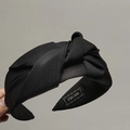 Detalle de diadema negra trenzada hecha a mano con textura de tela de sarga de alta calidad - Negro