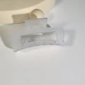 Detail van een grote matte doorschijnende witte haarklem voor dik haar styling - Lichtblauw & Wit