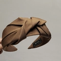 Diadema con nudo marrón oscuro con textura de sarga y etiqueta de diseño artesanal - Café Caramelo