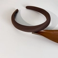 Dettaglio del cerchietto imbottito marrone scuro con etichetta handmade e raso - Caffè