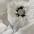 Dettaglio dell'elastico per capelli con perle bianche e strass di cristallo con montatura dorata - Nero