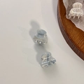 Macro van mini haarklemmen van marmeren acetaat in grijs en crème op grijze basis - Blauw en Wit