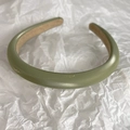 Primer plano de diadema gruesa de cuero PU verde oliva con forro antideslizante en blanco - Verde Mostaza