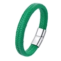 Grünes Lederarmband mit poliertem Magnetverschluss aus Edelstahl auf weißem Hintergrund - 21cm / Smaragdgrüner Geflochtener Stil 2