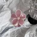 Detalle de una pinza para el cabello de flor rosa caramelo sobre base de espejo - Rosa