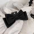 Détail du nœud papillon multicouche en satin noir avec une texture lisse et élégante - Noir