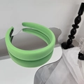 Détail d'un serre-tête éponge vert avec tissu côtelé et étiquette faite à la main - Vert