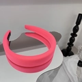 Détail d'un serre-tête en éponge rose sur un miroir avec étiquette fait main - Rouge Rose Fluorescent