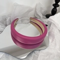 Detalle de diadema acolchada magenta en cuero sintético con textura y forro antideslizante - Rosa Rojo