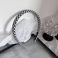Detailaufnahme des schwarz-weißen Gingham-Haarreifs mit gewebtem Hand-Made-Stoffetikett - Schwarz