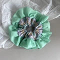 Gros plan détaillé du chouchou floral vert menthe double couche avec étiquette Hand Made - Double Couche Plissée Grand Style / Vert Menthe Et Floral Violet
