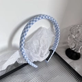 Detail eines blau karierten Stoff-Haarreifs mit Handmade-Etikett an der Innenseite - Blau