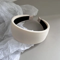Dettaglio della fascia imbottita color crema con trama opaca e fodera nera antiscivolo - Bianco Sporco