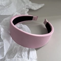Dettaglio del cerchietto imbottito rosa con finitura in pelle opaca e fodera interna - Rosa