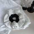 Detalle de coletero de gasa blanca con lunares negros sobre papel artístico - Blanco