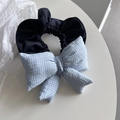 Detailansicht eines blauen Karo-Haargummis mit Schleife und elastischem schwarzem Stoff - Blau