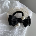 Elegante lazo negro para el pelo con perlas blancas y encaje beige sobre fondo neutro - Estilo Lazo Satén Encaje Lunares Perla (PJ110) / Beige
