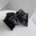 Detailansicht der großen schwarzen Satin-Haarklammer mit eleganter Seidentextur - Schwarz