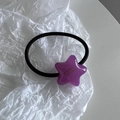 Detalle de goma para pelo con estrella lila translúcida y texto dorado France Handmade - Morado