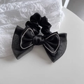 Detail van zwarte haarelastiek met organza strik en fonkelende rand van strassteentjes - Zwart