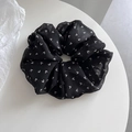 Detalle de coletero de gasa negra con corazones blancos pixelados sobre fondo blanco - Patrón en V