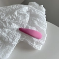 Détail d'une pince à cheveux goutte d'eau rose recouverte de tissu avec texture fine - Rose Pourpre