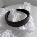 Dettaglio del cerchietto in ecopelle marrone scuro con texture premium e fascia larga - Marrone