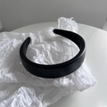 Dettaglio cerchietto nero in finta pelle con imbottitura in spugna spessa e stile vintage - Nero
