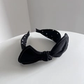 Détail du serre-tête en tissu noir à motifs de cœurs et surpiqûres contrastées - Noir