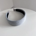 Détail de serre-tête en tricot gris rembourré montrant la texture douce et la doublure - Gris clair