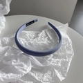 Detalle de diadema de tela hecha a mano con textura satinada y etiqueta de diseño negro - Azul Celeste