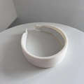 Dettaglio del cerchietto in maglia color crema con trama a coste e fodera antiscivolo - Bianco avorio