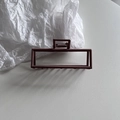 Primer plano de pinza de pelo rectangular marrón rojizo mate con muelle metálico - Rosa