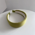 Dettaglio della trama del tessuto a coste verde erba su questa ampia fascia per capelli - verde senape
