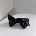 Elegante marineblauwe haarclip met polkadotstrik en zwarte stoffen textuur voor - Stippen