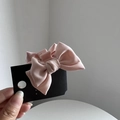 Détail d'une petite pince à cheveux nœud en soie rose clair pour coiffure fille - Rose