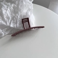 Dettaglio della grande pinza per capelli in metallo rosa opaco con impugnatura quadrata - Stile a Barra / Rosa Porpora