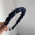 Detalle de la diadema de tela azul marino con estampado de corazones y dientes antideslizantes - Azul marino