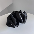 Dettaglio elegante molletta per capelli in raso nero a pieghe con perle e strass - Stile Raso Pieghettato Perle Strass / Nero