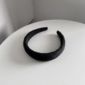 Detail van een handgemaakte zwarte brede hoofdband met jacquard stoftextuur en logo - 3# Geruite Stof