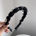 Detalle de la diadema azul marino con estampado de corazones, dientes y botón decorativo - Negro