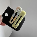 Detalle de pinzas para el cabello onduladas de acetato con textura de mármol y verde - Juego de Mármol Ondulado y Color Sólido / Amarillo