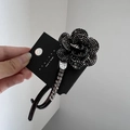 Primer plano de la pinza para el pelo camelia de diamantes negros con dije de plata - Color gunmetal