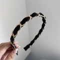 Détail d'un serre-tête tressé en chaîne dorée et tissu satin noir de style vintage - Noir