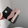 Dettaglio di fermagli per capelli in acetato rosa con trama marmorea e accenti di perle - Rosa
