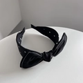 Serre-tête noir élégant avec nœud à pois blancs et surpiqûres blanches pour femmes - Style Nœud au Milieu